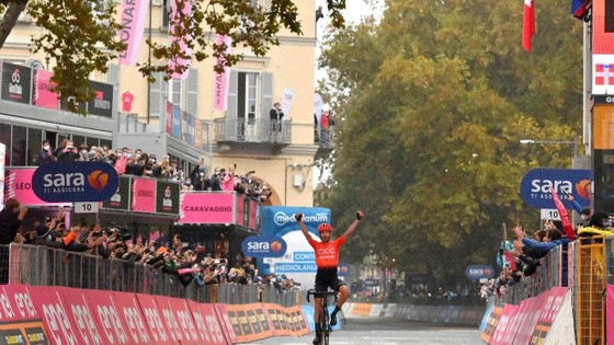 Các tay đua “nổi loạn” khiến giải xe đạp Giro d’Italia phải rút ngắn lộ trình chặng 19 ảnh 2