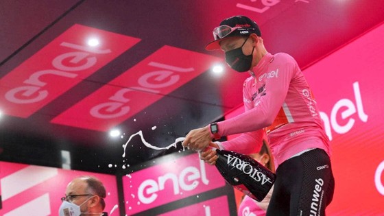 Các tay đua “nổi loạn” khiến giải xe đạp Giro d’Italia phải rút ngắn lộ trình chặng 19 ảnh 3