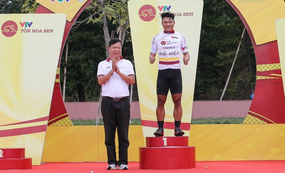 Trần Tuấn Kiệt đánh bại Lê Nguyệt Minh thắng chặng 4 lấy Áo trắng giải xe đạp VTV Cúp ảnh 3