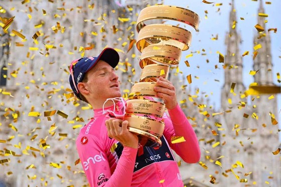 Geoghegan Hart giương cao chiếc Cúp vô địch Giro d’Italia. 