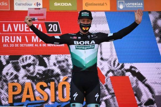 Dùng vai đẩy đối thủ ở đích đến, Sam Bennett bị tước chiến thắng chặng 9 giải xe đạp Vuelta a Espana ảnh 2