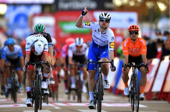 Dùng vai đẩy đối thủ ở đích đến, Sam Bennett bị tước chiến thắng chặng 9 giải xe đạp Vuelta a Espana ảnh 1
