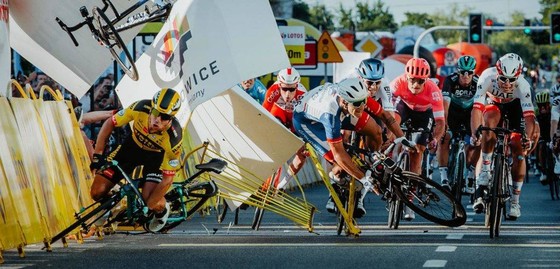 Groenwegen ép xe Jakobsen văng vào những tấm pano bên đường tại Tour de Pologne - Ảnh: Szymon Gruchalski