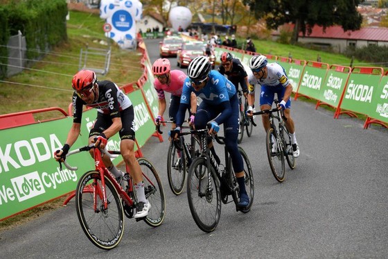 Đồng đội của Nguyễn Thị Thật thắng chặng hơn 200km tại giải xe đạp Vuelta a Espana ảnh 1