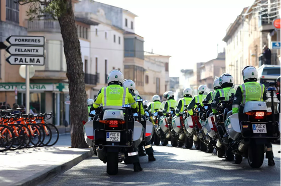 Giải xe đạp Vuelta a Espana rúng động vì cảnh sát bảo vệ ảnh 1