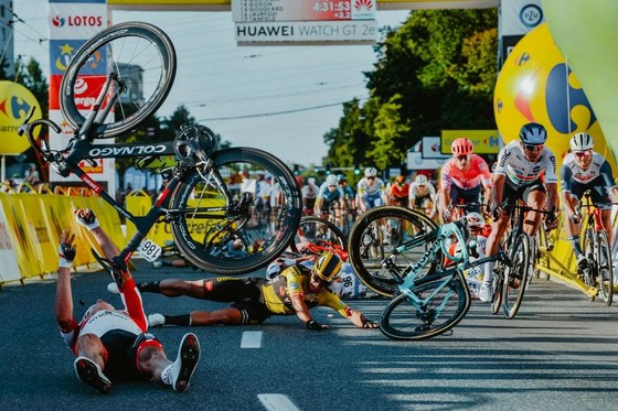 Pha té ngã ở Tour de Pologne. Ảnh: Getty Images