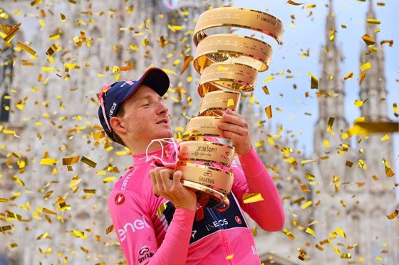 Tao Geoghegan Hart đăng quang Giro d’Italia 2020. 