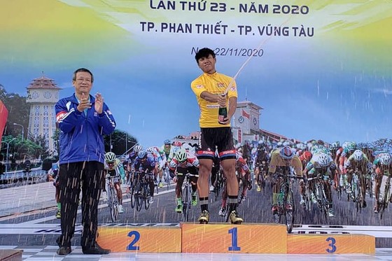 Tay đua Nguyễn Huỳnh Đăng Khoa với chiếc Áo vàng. 