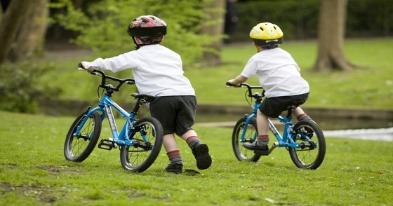Cậu bé 4 tuổi đạp xe 1,5km trong 10 phút 25 giây ảnh 1