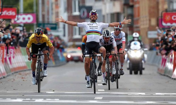 Primoz Roglic đoạt tay đua xe đạp xuất sắc nhất năm của Vélo d’Or  ảnh 2