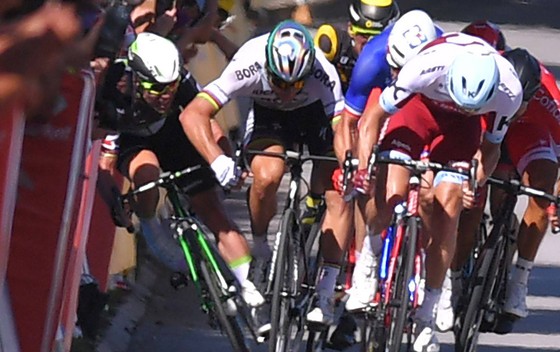 Mark Cavendish (trái) bị Peter Sagan thúc cùi chỏ văng vào những tấm panô ở Tour de France 2017. 