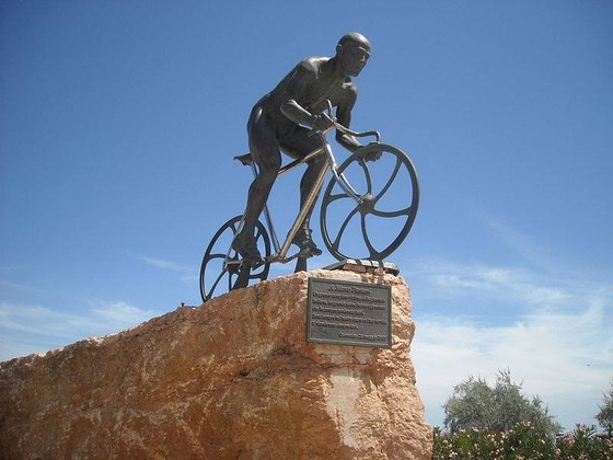 Marco Pantani được dựng tượng tại quê nhà Cesenatico.