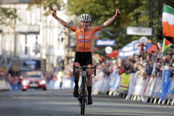 Nữ tay đua Van Vleuten đạp xe 32.000km trong năm 2020 ảnh 1