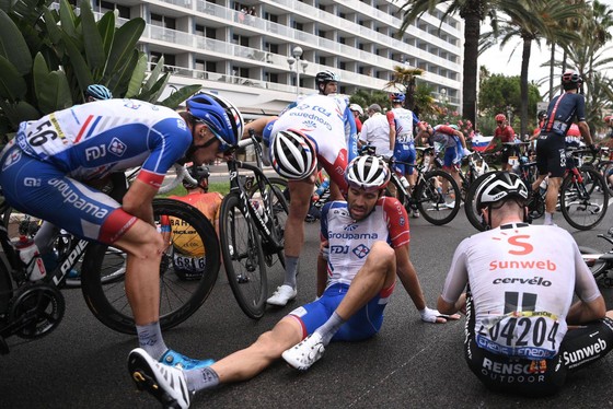 Thibaut Pinot bị tai nạn ở Tour de France 2020.