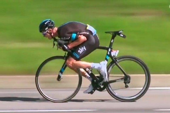 Chris Froome dùng kỹ thuật Supertuck giành chiến thắng ở Tour de France 2016. 