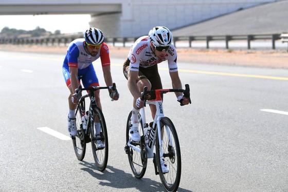 Xe đạp UAE Tour: Tadej Pogacar “nhả” bớt áo xanh cho Dekker ảnh 2