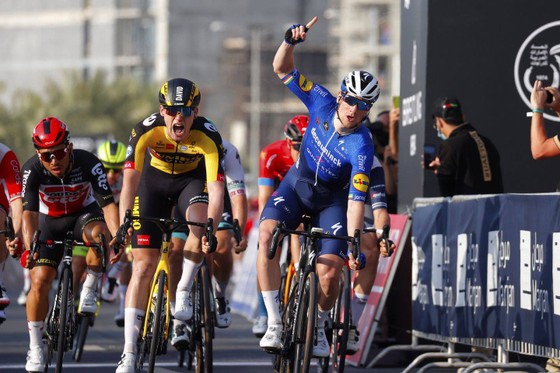 Xe đạp UAE Tour: Tadej Pogacar “nhả” bớt áo xanh cho Dekker ảnh 3