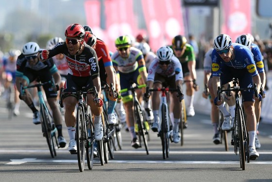 Áo vàng Tour de France Tadej Pogacar giành cú đúp chung cuộc giải xe đạp UAE trong ngày đối thủ Adam Yates gặp nạn ảnh 3