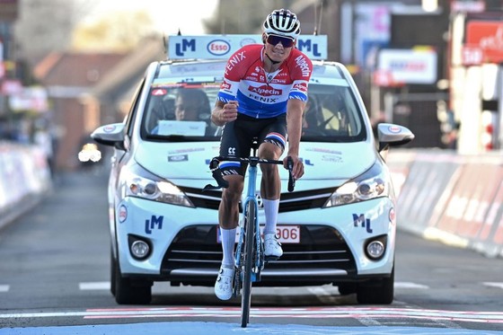 Mathieu van der Poel đạp xe về đích với tay lái bên phải bị gãy. 