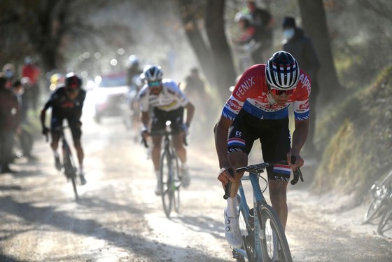 Mathieu van der Poel tung hoành thắng giải xe đạp Strade Bianche ảnh 2