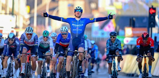 Gặp nạn vì “bom” chai nước, Richie Porte đành chia tay sớm giải xe đạp Paris-Nice ảnh 2