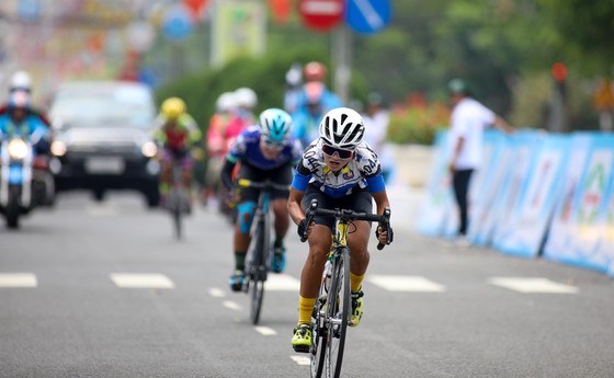 Tay đua trẻ Kim Cương bất ngờ vươn lên chiếm Áo vàng giải xe đạp nữ Biwase 2021  ảnh 1