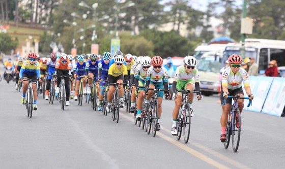 Nguyễn Thị Thật lần thứ hai thắng chặng lấy lại Áo xanh giải xe đạp nữ Biwase 2021  ảnh 1
