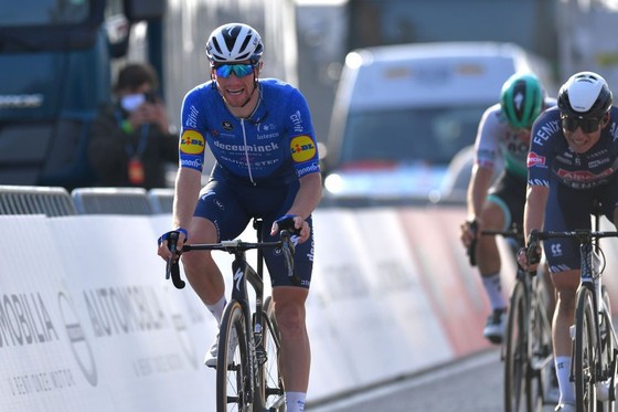 Nước rút của Sam Bennett ngày càng vô đối thắng giải xe đạp Classic Brugge-De Panne 2021 ảnh 1