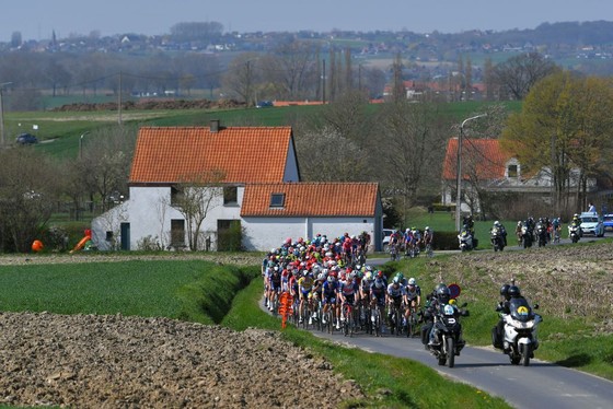 Dylan van Baarle thoát đi solo 52 km chiến thắng cuộc đua xe đạp Dwars door Vlaanderen 2021 ảnh 1