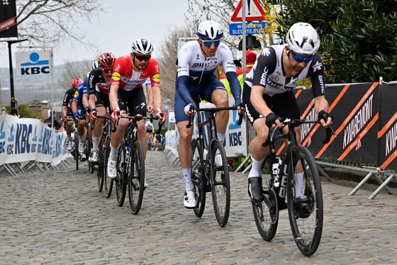 Hai tay đua Fedorov và Vergaerde bị “thẻ đỏ” ở Tour of Flanders ảnh 1