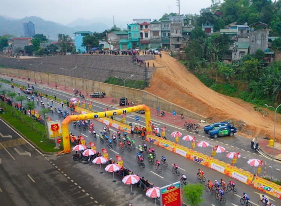 TPHCM thành công đưa Lê Nguyệt Minh thắng chặng mở màn cuộc đua xe đạp Cúp Truyền hình 2021  ảnh 1