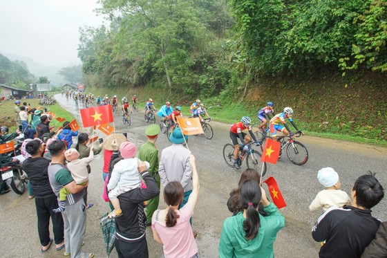 Giải xe đạp Cúp Truyền hình: Nguyễn Tấn Hoài bất lực trước Loic Desriac ảnh 2