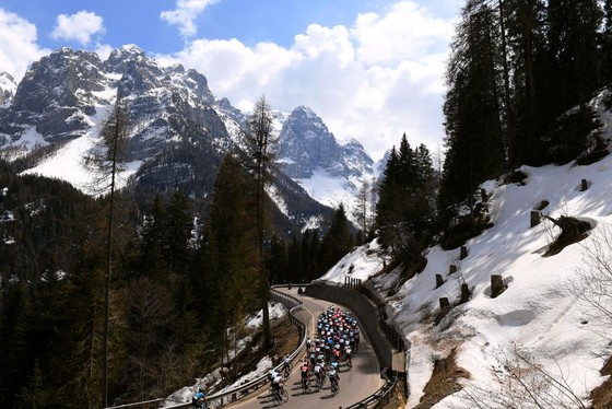 Marton Dina nhậm chức “thần núi” của giải xe đạp Tour of Alps ảnh 1