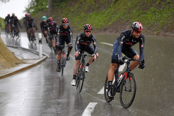 Rohan Dennis té ngã, mất áo vàng giải xe đạp Tour de Romandie  ảnh 1