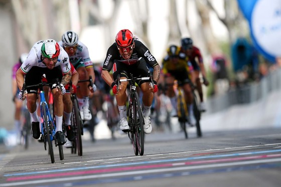 Caleb Ewan thắng chặng 5 giải xe đạp Giro d’Italia 2021với nhiều tai nạn ở đoạn cuối ảnh 2