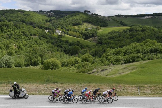 Sốc: “Thần gió” Caleb Ewan bất ngờ rời giải xe đạp Giro d’Italia dù đang giữ áo tím ảnh 1
