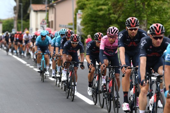 Giải xe đạp Giro d’Italia: Áo hồng Egan Bernal đào sâu khoảng cách  ảnh 2