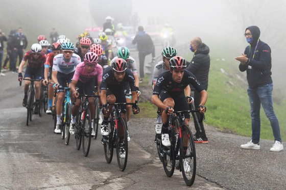 Tai nạn kinh hoàng khiến giải xe đạp Giro d’Italia đang đua phải tạm dừng cấp cứu VĐV ảnh 2