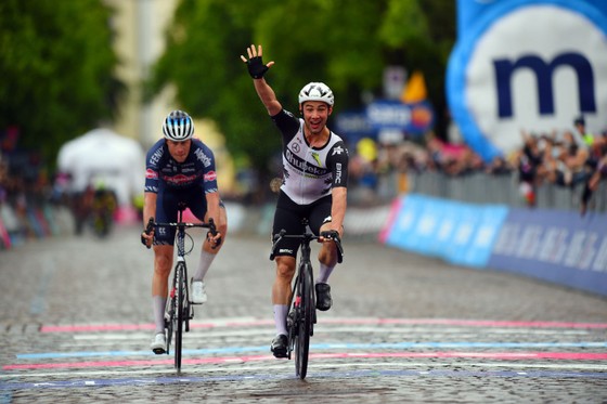 Tai nạn kinh hoàng khiến giải xe đạp Giro d’Italia đang đua phải tạm dừng cấp cứu VĐV ảnh 4