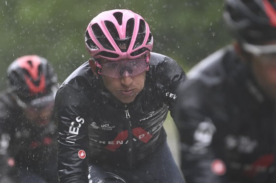 Áo hồng Egan Bernal thắng lớn trong chặng đua phải cắt lộ trình vì mưa gió ảnh 1