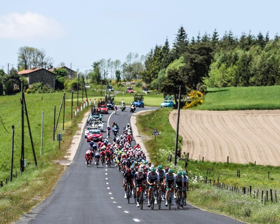 Cựu tay đua vô địch thế giới gặp tai nạn rời khỏi Criterium du Dauphine ảnh 1