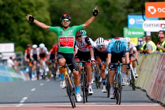 Cựu tay đua vô địch thế giới gặp tai nạn rời khỏi Criterium du Dauphine ảnh 2