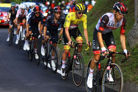Tadej Pogacar quá mạnh thâu tóm luôn Áo đỏ vua leo núi Tour de France 2021 ảnh 2