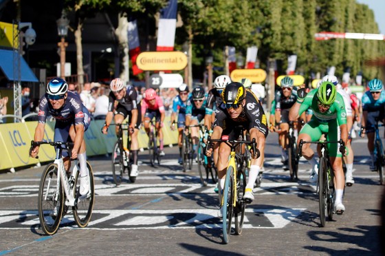 Tadej Pogacar quá mạnh lần thứ 2 lập hattrick giải xe đạp Tour de France ảnh 3