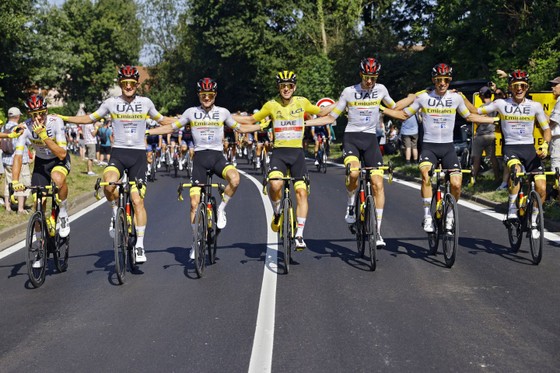 Tadej Pogacar quá mạnh lần thứ 2 lập hattrick giải xe đạp Tour de France ảnh 2