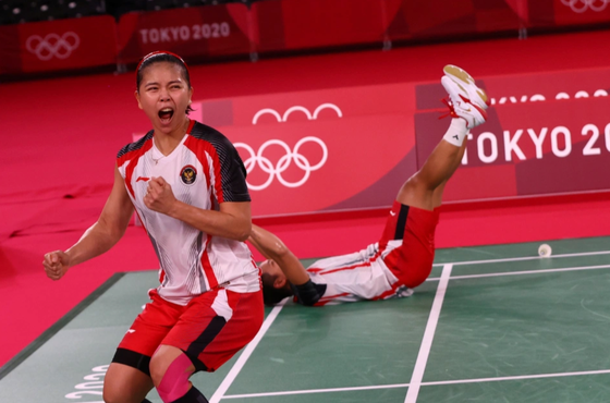 Tay vợt nữ cầu lông Indonesia được thưởng 5 con bò cho HCV Olympic ảnh 1
