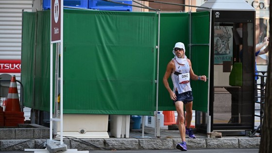 Yohann Diniz rời toilet tiếp tục cuộc đua