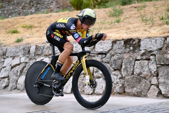 Primoz Roglic mở màn thuận lợi tại Vuelta a Espana 