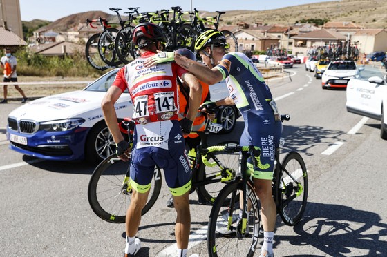 Lần thứ hai gặp nạn cuối chặng, Rein Taaramae mất luôn áo đỏ Vuelta a Espana ảnh 2
