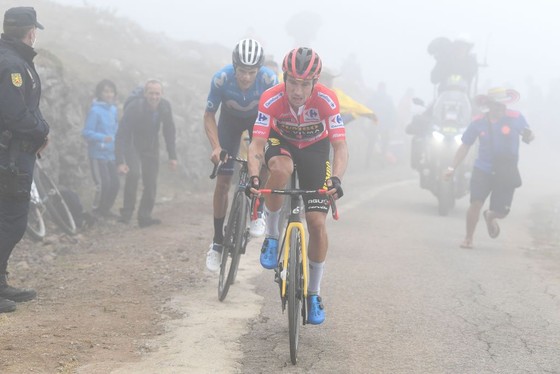 Miguel Angel Lopez chiến thắng trên đỉnh đèo dựng đứng mù sương ảnh 4